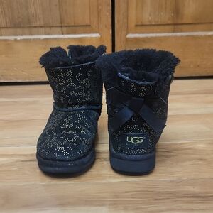 UGG Bailey Bow Size 1 Black W/ Gold Metallic Design #1009268K